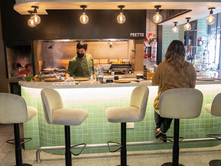 Es un lugar para comer al paso o sentarse a observar los cortes en el asador.