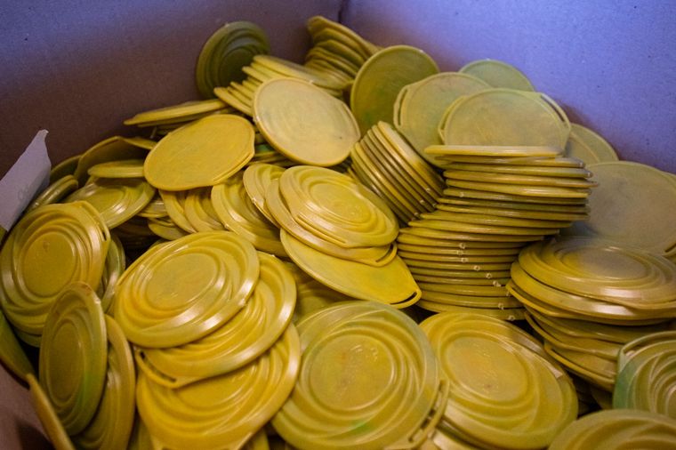 FOTO: Reciclan tapas de plástico para hacer medallas para maratonistas.