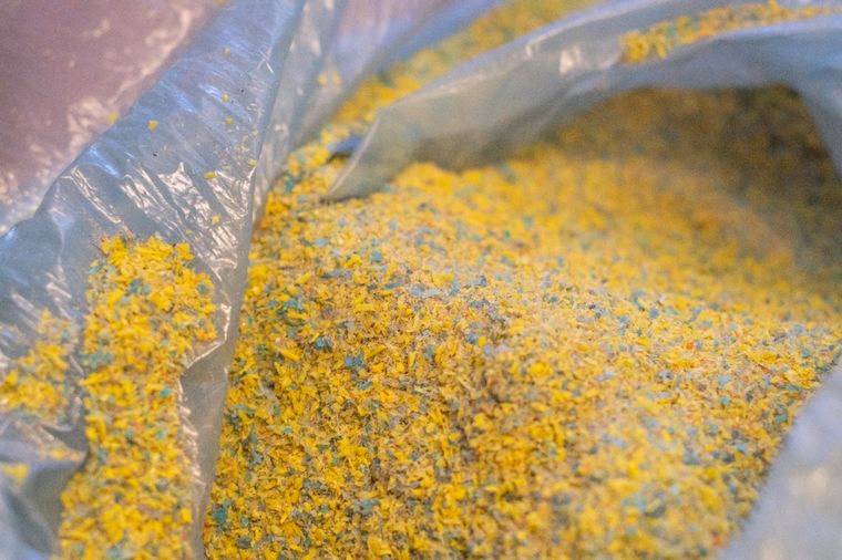 Reciclan tapas de plástico para hacer medallas para maratonistas.