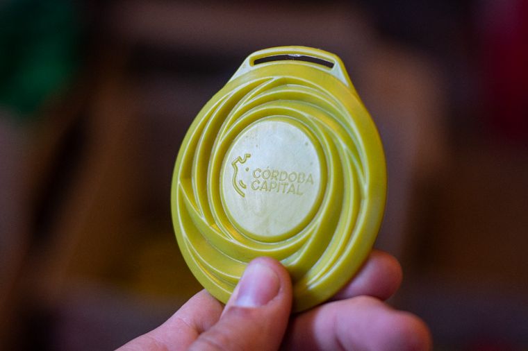 Reciclan tapas de plástico para hacer medallas para maratonistas.