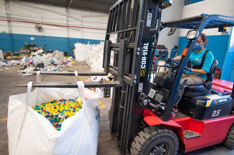 Reciclan tapas de plástico para hacer medallas para maratonistas.