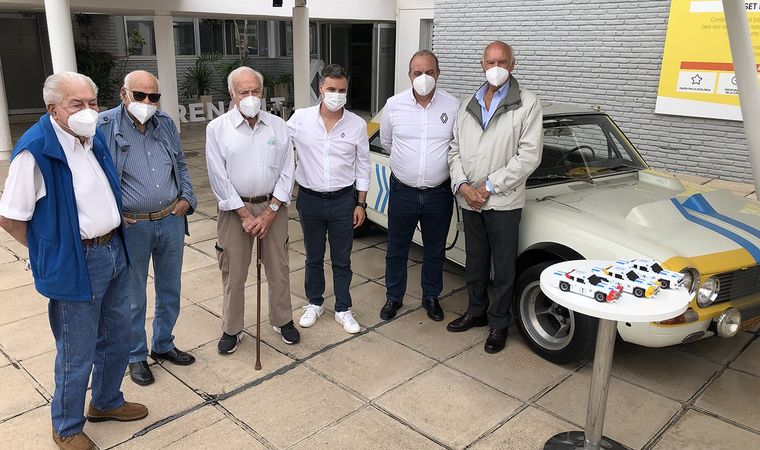 Pablo Sibilla junto a los legendarios ingenieros que construyeron el Torino.