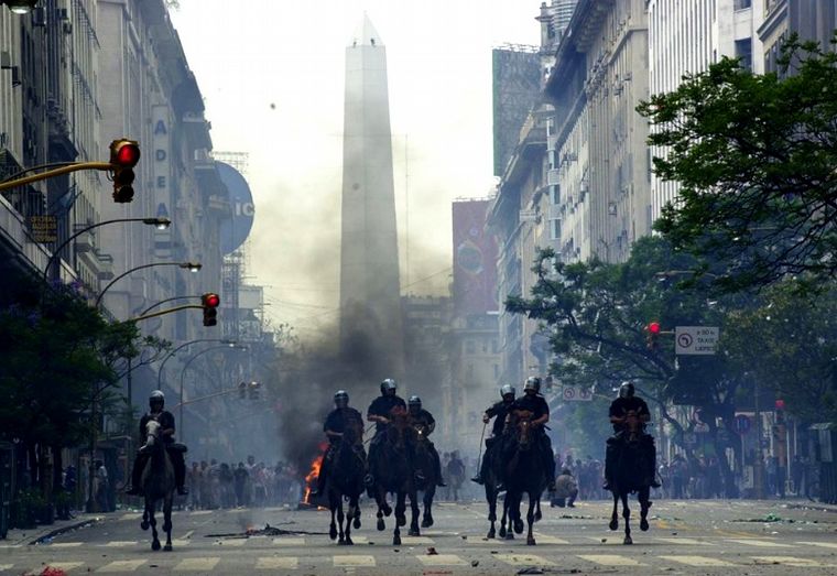 FOTO: Tres libros para entender la crisis del 2001 en Argentina
