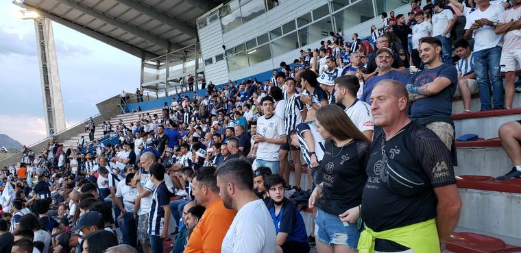 Los hinchas de Talleres coparon su lugar en el Juan Gilberto Funes.