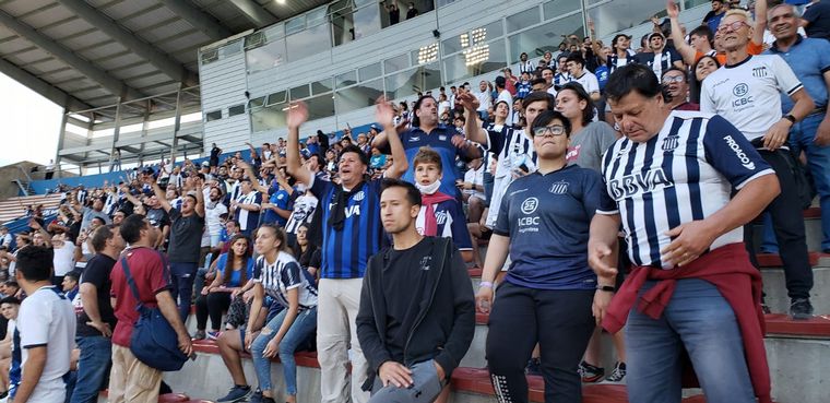 Los hinchas de Talleres coparon su lugar en el Juan Gilberto Funes.