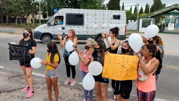 Un grupo de manifestantes marchó frente a la penitenciaría de San Luis.