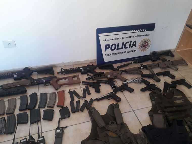 La Policía encontró gran cantidad de armas. 