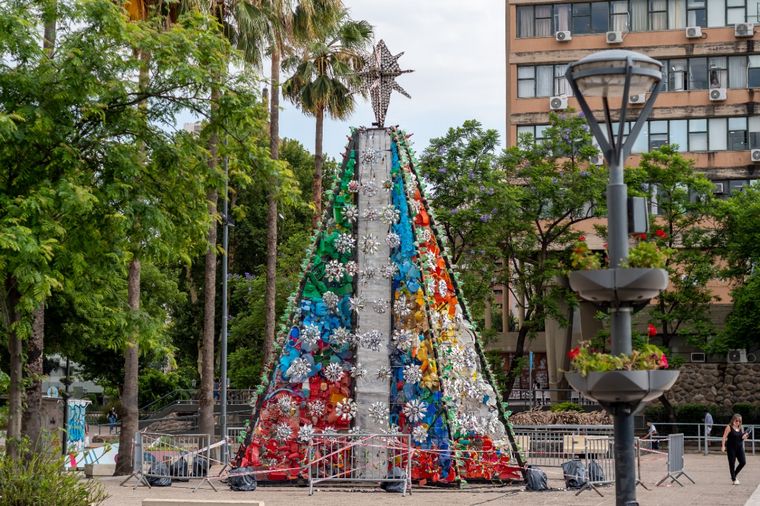 FOTO: Encenderán el árbol de Navidad hecho 100% con reciclables