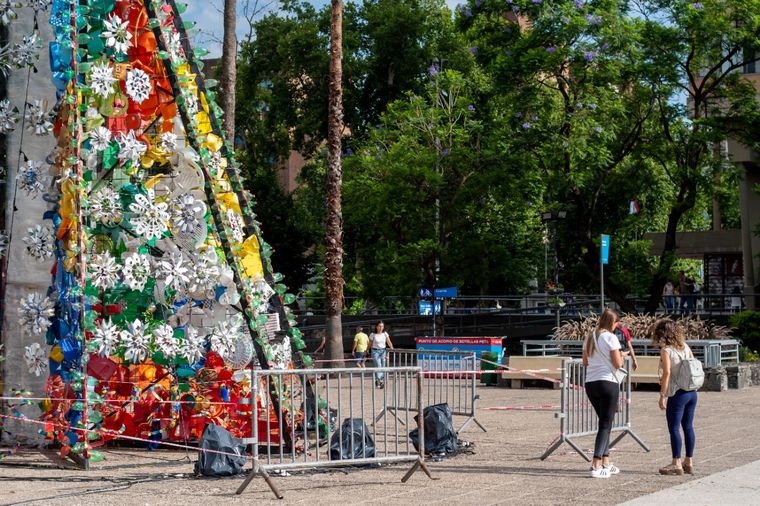 FOTO: Encenderán el árbol de Navidad hecho 100% con reciclables