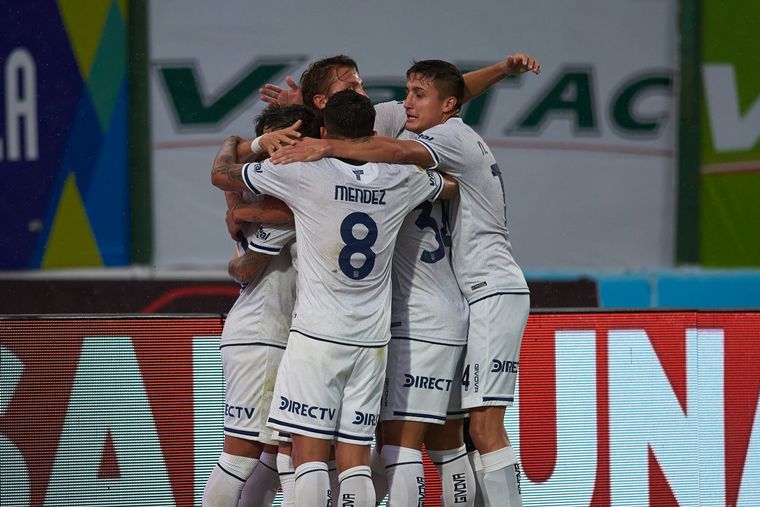 FOTO: En un partidazo, Talleres empata 1-1 con Sarmiento.