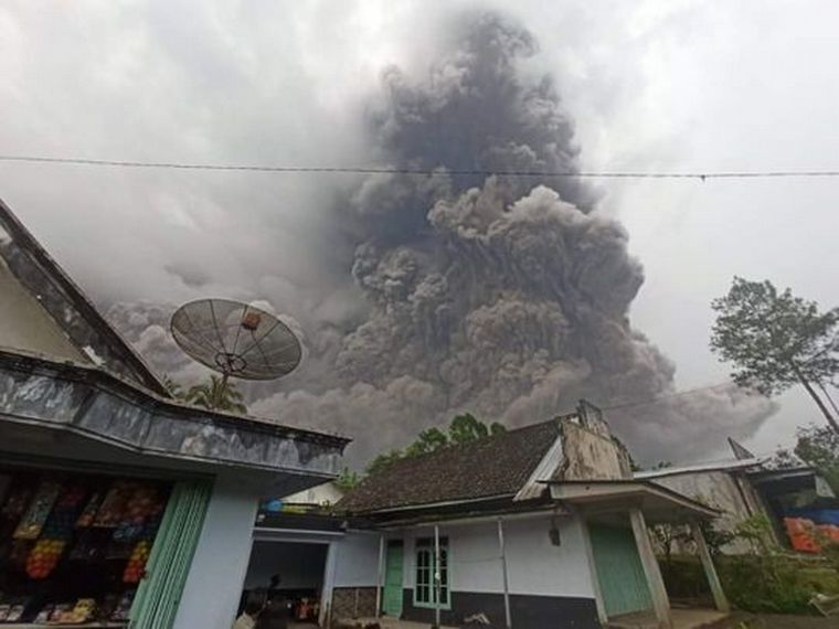 FOTO: Al menos un muerto por erupción de un volcán de Indonesia