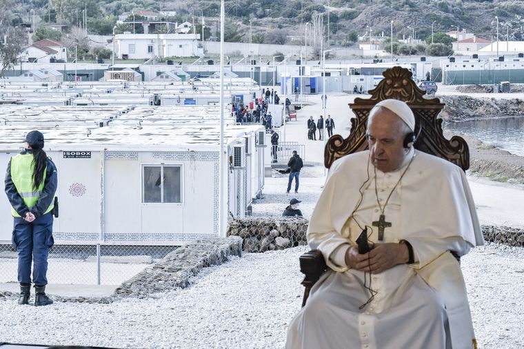 FOTO: El Papa pidió por los refugiados en Lesbos.