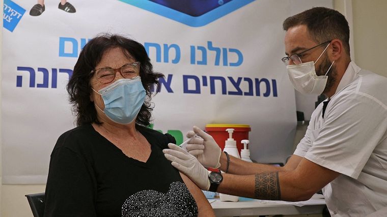 FOTO: Israel evalúa autorizar el suministro de una cuarta dosis de la vacuna. 