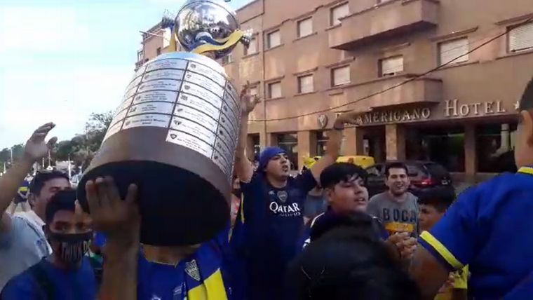 FOTO: Los hinchas de Boca recibieron al plantel en Santiago