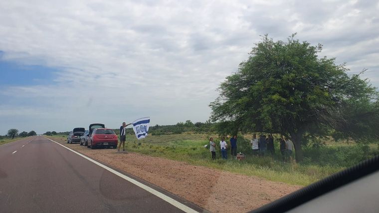 Parada técnica de hinchas de la T: asado a la vera de la ruta.