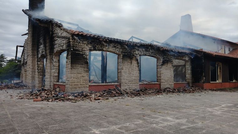 AUDIO: Voraz incendio en un hotel de Embalse: hay un desaparecido
