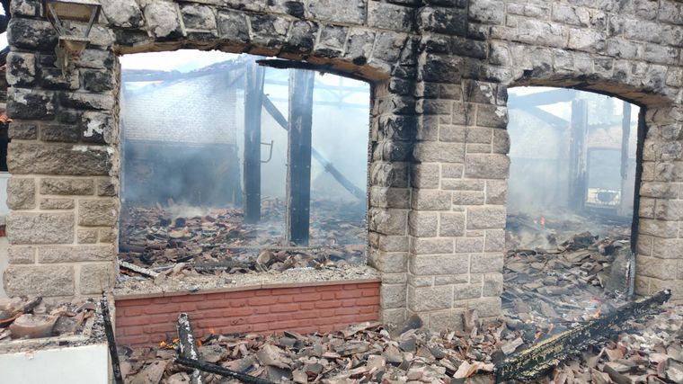 FOTO: Las llamas consumieron el Hotel 4 de la Unidad Turística Embalse (UTE).