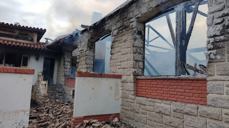 FOTO: La cocina y el comedor del Hotel 4 fueron consumidas por las llamas (Foto: Delta FM).