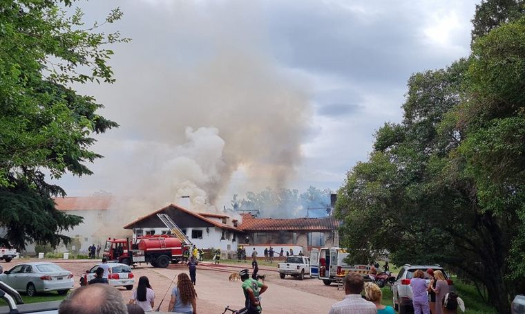 FOTO: La cocina y el comedor del Hotel 4 fueron consumidas por las llamas (Foto: Delta FM).