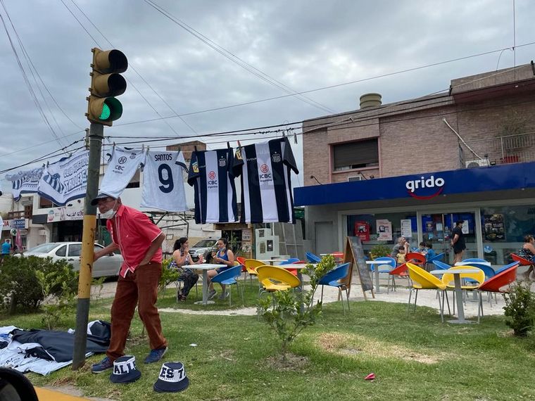 Las calles de Córdoba palpitan la gran final con los colores azul y blanco.
