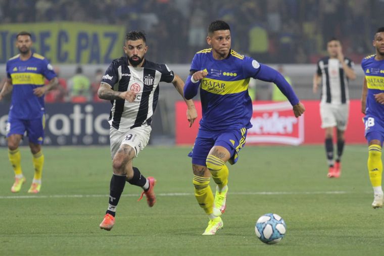 Michael Santos y Marcos Rojo, en una escena del Talleres-Boca.