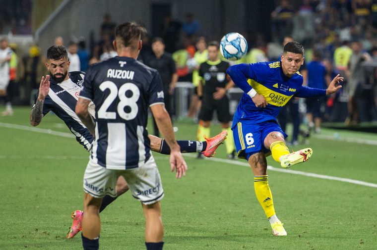Marcos Rojo, en una acción de juego en Talleres-Boca.