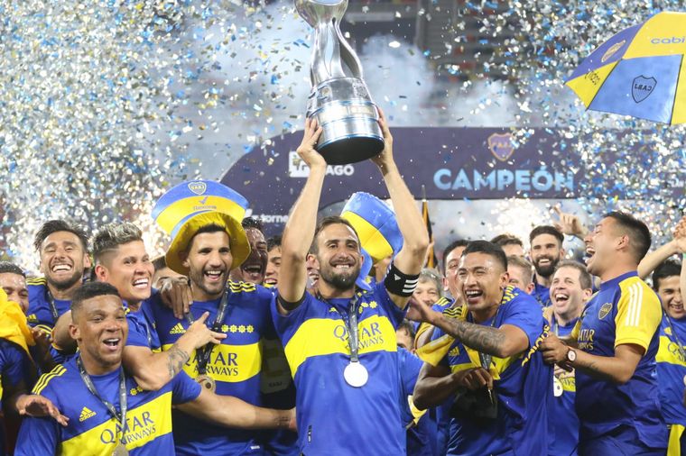 FOTO: Izquierdoz levanta la Copa Argentina y todo Boca festeja.