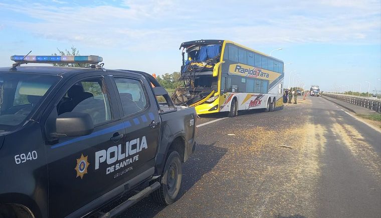Impactante choque entre un camión, un colectivo y ciclistas