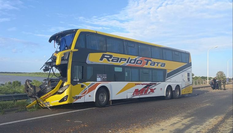 Impactante choque entre un camión, un colectivo y ciclistas