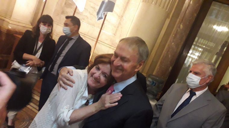 FOTO: Juan Schiaretti acompañó a Alejandra Vigo en su jura en Senado.
