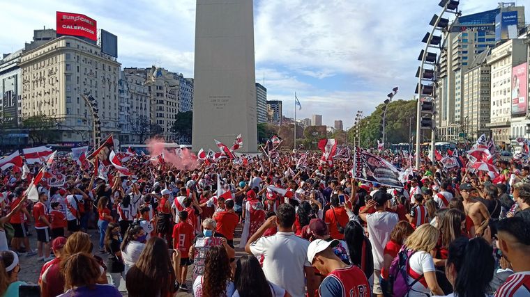 Los hinchas de River, congregados en el Obelisco (Foto: @RiverLPM)
