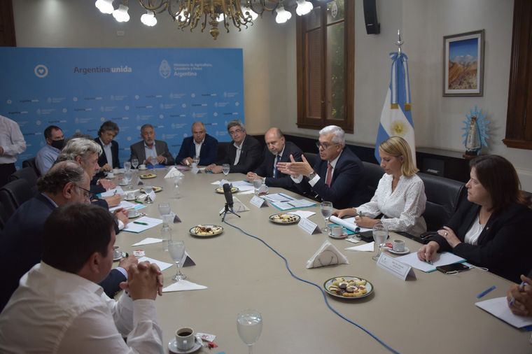 FOTO: Julián Domínguez se reunió con los dirigentes de la Mesa de Enlace. 