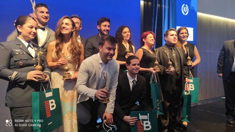 FOTO: Todos los premiados por la Bolsa de Comercio de Córdoba. 