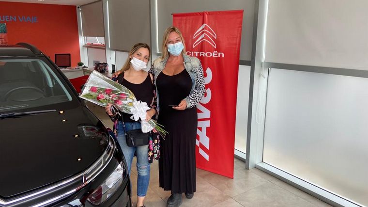 FOTO: Cadena 3 y Avec entregaron el auto a la mamá ganadora