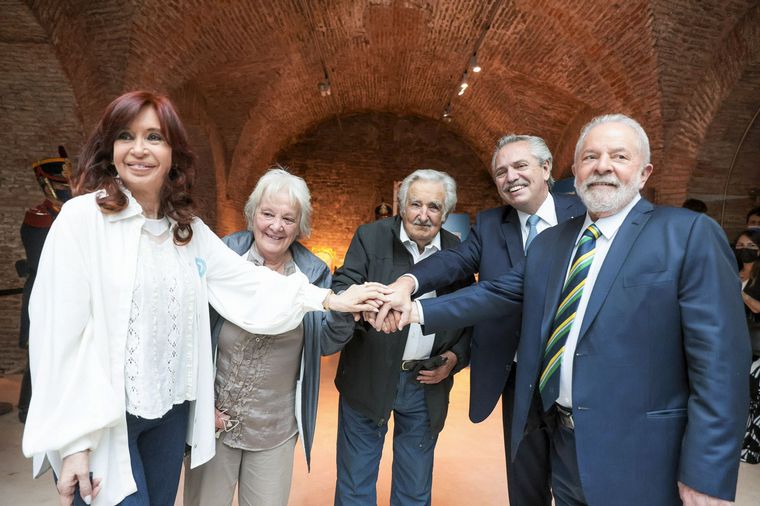 Alberto, Cristina, Lula y Mujica, los oradores principales.