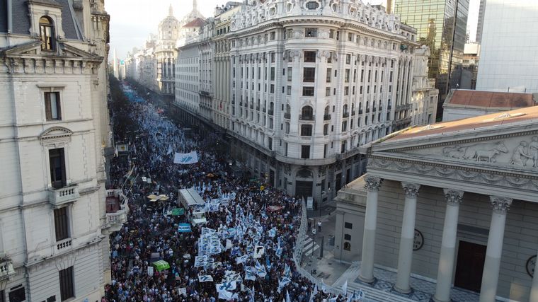 FOTO: Argentina celebró el Día de la Democracia en Plaza de Mayo. (Foto: Télam).