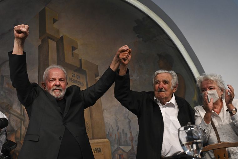 FOTO: Lula Da Silva y Pepe Mújica en la sede de la CGT. (Foto: Télam).