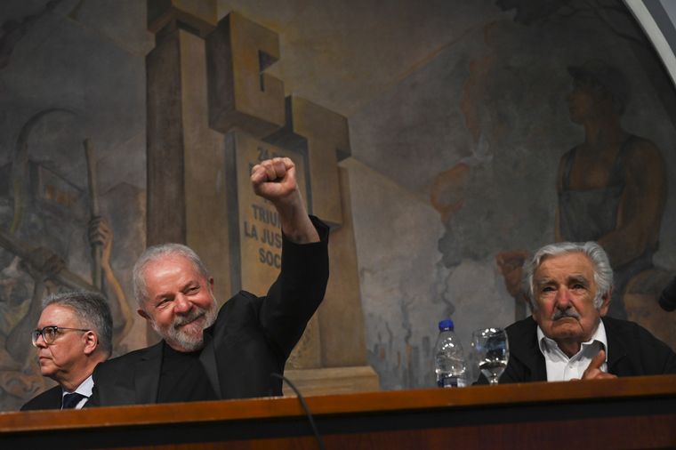 FOTO: Lula Da Silva y Pepe Mújica en la sede de la CGT. (Foto: Télam).