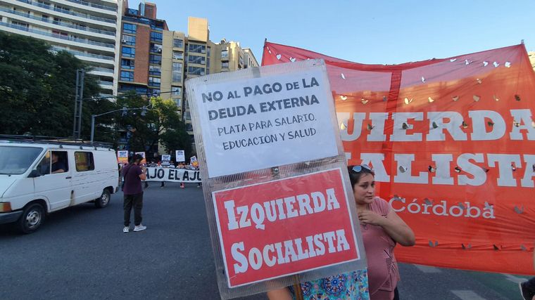 Caos en el centro de Córdoba: marcha la Izquierda en contra del acuerdo con el FMI • Canal C