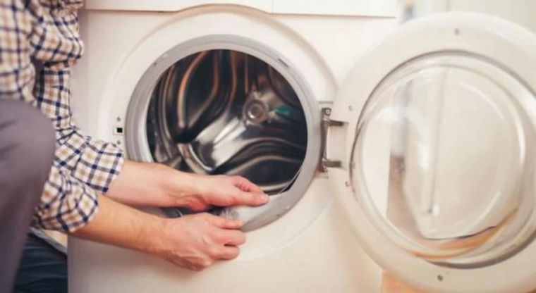 El joven recibió una descarga eléctrica mientras sacaba la ropa del artefacto.