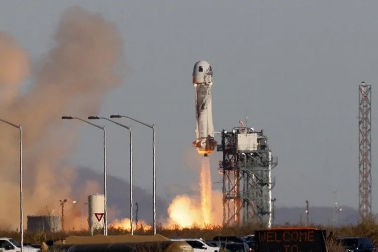 El momento del despegue de la nave de Blue Origin (REUTERS/Joe Skipper).