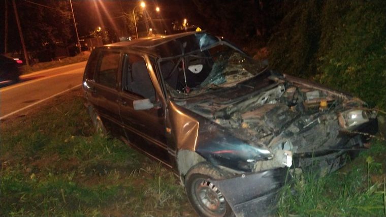 FOTO: Un motociclista murió tras impactar con un Fiat Uno en Villa General Belgrano.