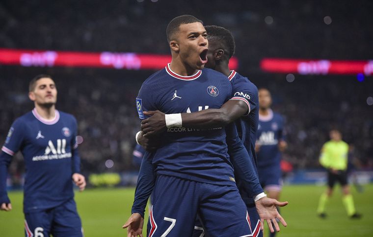 Kylian Mbappé no afloja y con un doblete aseguró la victoria del PSG. (Foto: NA).