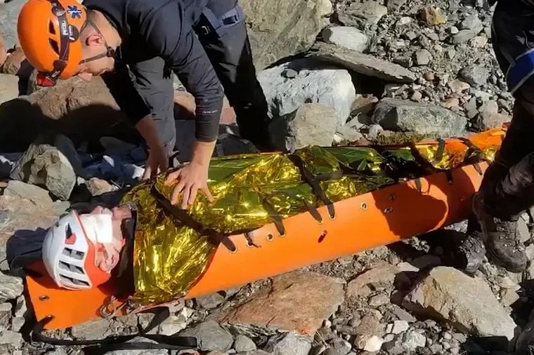 Rescataron a un turista que estaba atrapado en un glaciar