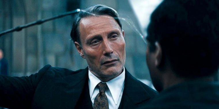 Mads Mikkelnsen reemplazó a Johnny Depp en el papel de villano.