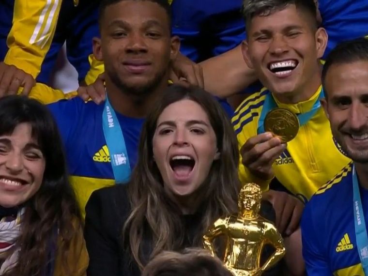 FOTO: La emoción de Dalma y Gianinna Maradona junto al plantel de Boca.