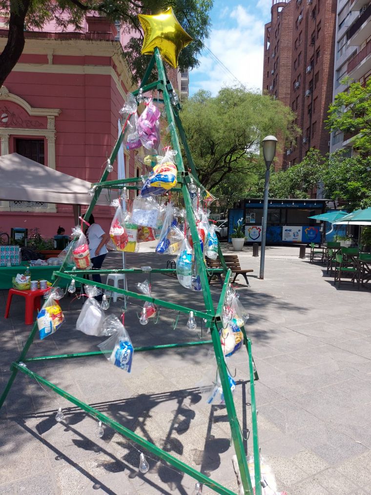 Árbol solidario: una nueva forma de ayudar en esta Navidad