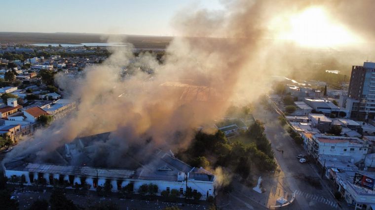 AUDIO: Incidentes, destrozos y fuego en Casa de Gobierno de Chubut