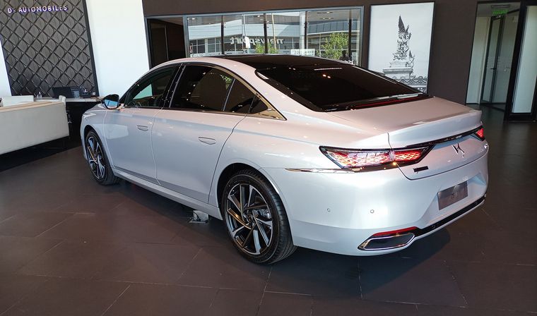 El DS 9 es una berlina de tres cuerpos que adopta los códigos de estilo de DS.