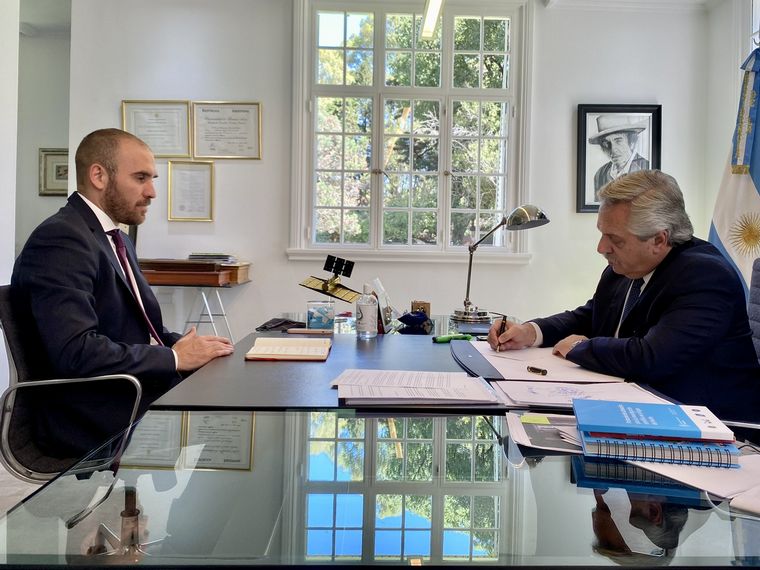 El Presidente, Alberto Fernández, junto a Martín Guzmán, ministro  de Economía.